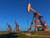 Naftas cenas krītas jau sesto nedēļu pēc kārtas