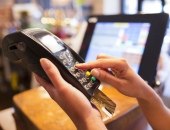 Aptur noziedzīgu grupējumu, kas krāpās ar kases aparātu datiem