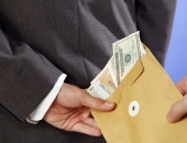 Saeima nosaka kriminālatbildību par “aplokšņu algu” izmaksāšanu