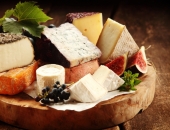 Latvijā būtiski kritušās cenas puscietajiem sieriem