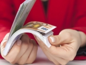 Aizliedzot algu izmaksāšanu skaidrā naudā, tiktu lobētas banku intereses