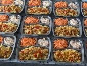 Mājas virtuvē gatavojam ēdienus vietējiem uzņēmumiem