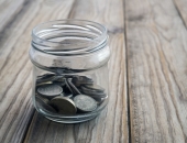 Latvijas iedzīvotājiem uzkrājumos nebaltai dienai nav pat vienas mēnešalgas