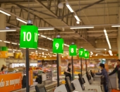 Mazumtirgotāji neievēro konsekvenci maksas piemērošanā par produktu izvietošanu "pie kases" zonā