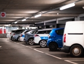 Strīds par daudzdzīvokļu nama iekšpagalma izmantošanu automašīnu novietošanai