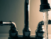 Tiesai nodota parāda piedziņas lietā par daudzdzīvokļu dzīvojamās mājas ūdens patēriņa starpības aprēķinu 