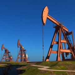 Naftas cenas krītas jau sesto nedēļu pēc kārtas