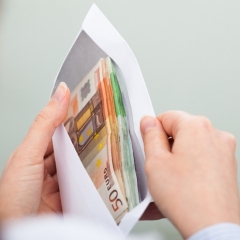 Aplokšņu algu maksātājiem varēs piespriest līdz 2100 eiro lielu naudas sodu