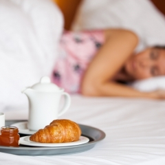 Latvijas viesnīcās un citās tūrisma mītnēs viesu pavadīto nakšu skaits pērn sarūk par 1,2%