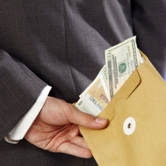 Saeima nosaka kriminālatbildību par “aplokšņu algu” izmaksāšanu