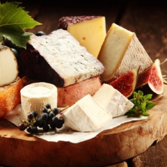 Latvijā būtiski kritušās cenas puscietajiem sieriem