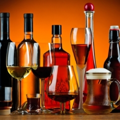 Miljardi eiro un desmitiem tūkstošu darbavietu: zaudējumi no viltotā alkohola Eiropā