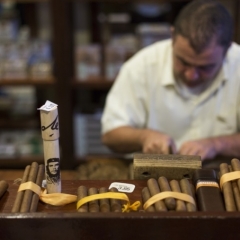 Alkohola un tabakas izstrādājumu ražotājiem būs jāinformē par ražošanas iekārtām un apjomiem