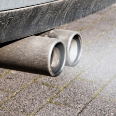 Valdība atceļ auto nodokli; palielina transportlīdzekļa ekspluatācijas nodokli