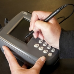 Plāno nodrošināt eID kartes ar neierobežotu bezmaksas e-parakstu skaitu