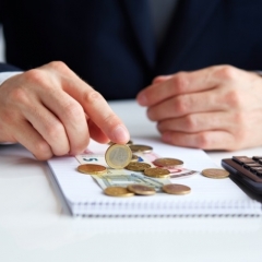 Valdība atbalsta minimālās algas palielināšanu līdz 380 eiro