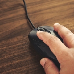 Latvijā interneta lietotāji visbiežāk aplūko telekomunikāciju uzņēmumu reklāmas