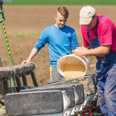 Pārdalīs 328 368 eiro vairākām atbalsta programmām lauksaimniecībā