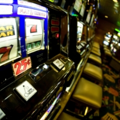 No 2019.gada drīkstēs lietot tikai vienotajā tīklā saslēgtus azartspēļu automātus