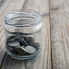 Latvijas iedzīvotājiem uzkrājumos nebaltai dienai nav pat vienas mēnešalgas