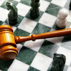 Kam ir tiesības piedalīties tiesas sēdē?