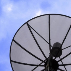  Precizē telekomunikāciju, apraides vai elektronisko pakalpojumu saņēmēja piederības vietas noteikšanu 