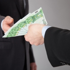 Nodod jaunai izskatīšanai krimināllietu par naudas piesavināšanos lielā apmērā