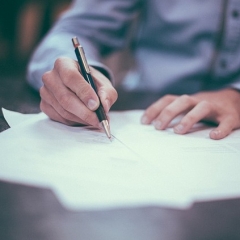 Izbeidz tiesvedību par darba līgumu noslēgšanu uz noteiktu laiku