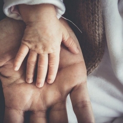 Ierosināta lieta par vecāku un bērna kopšanas pabalstu izmaksu