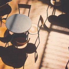 Klātienes darbs būs jāorganizē daļēji drošā vidē - ar Covid-19 sertifikātu