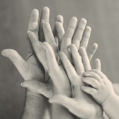 Plāno palielināt valsts atbalstu strādājošiem vecāku pabalsta saņēmējiem